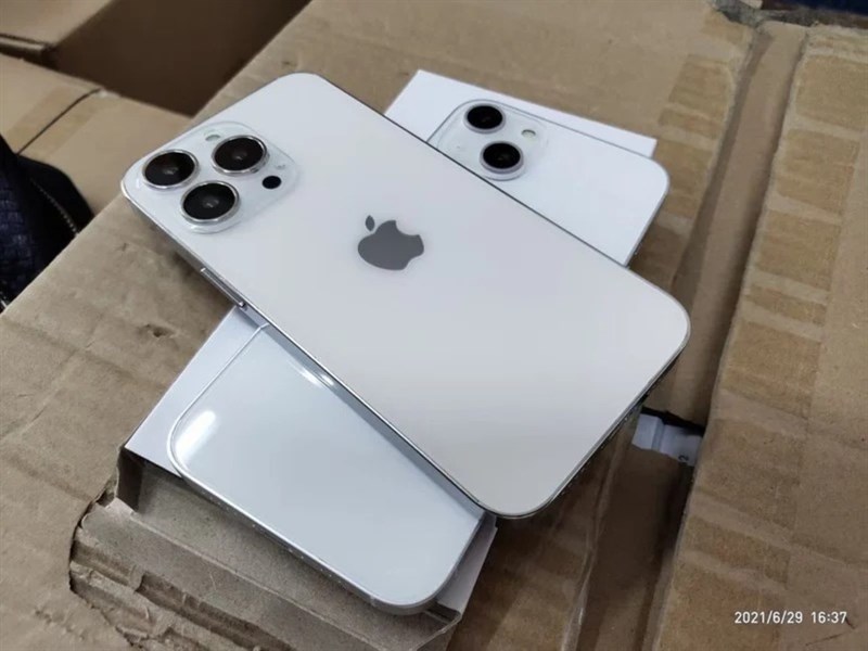 Mô hình dummy iPhone 13 và iPhone 13 Pro