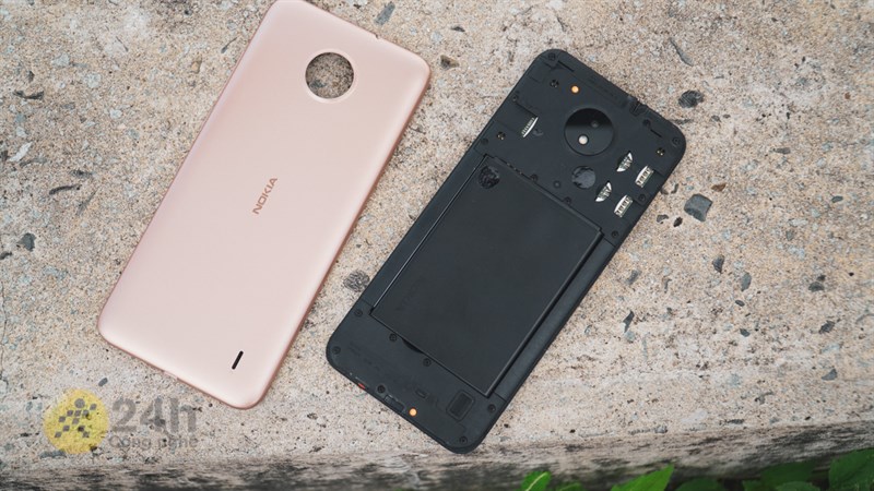 Nokia có thể bốc được nắp lưng để lắp thẻ nhớ và hai sim