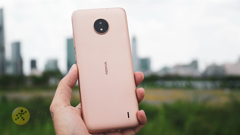 Mình thấy Nokia C20 màu vàng trông lạ mắt và thu hút nên chọn em ấy trên tay cho các bạn xem