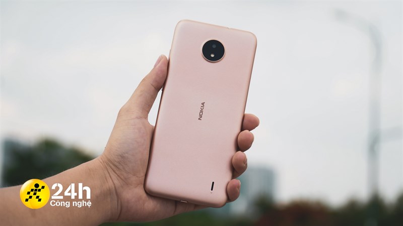 Thật sự thì Nokia C20 to ngang ngửa với một cái iPhone 12 Pro Max đó các bạn ạ. Thật sự thì Nokia C20 to ngang ngửa với một cái iPhone 12 Pro Max đó các bạn ạ.
