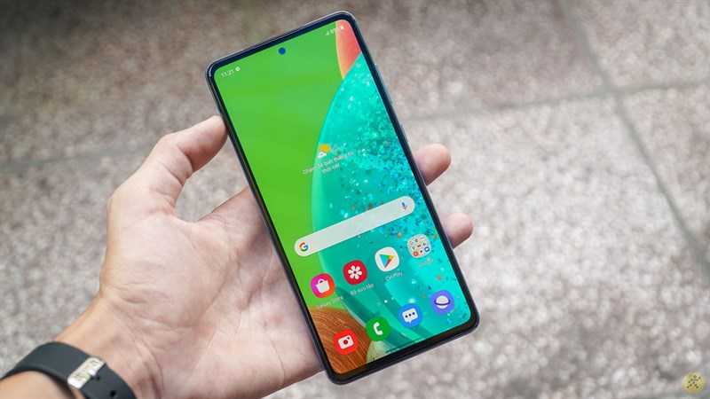 Galaxy A73 dự kiến vẫn sẽ được trang bị màn hình có kích thước 6.7 giống A72 nhưng độ phân giải lớn hơn (ảnh minh họa: Galaxy A72).