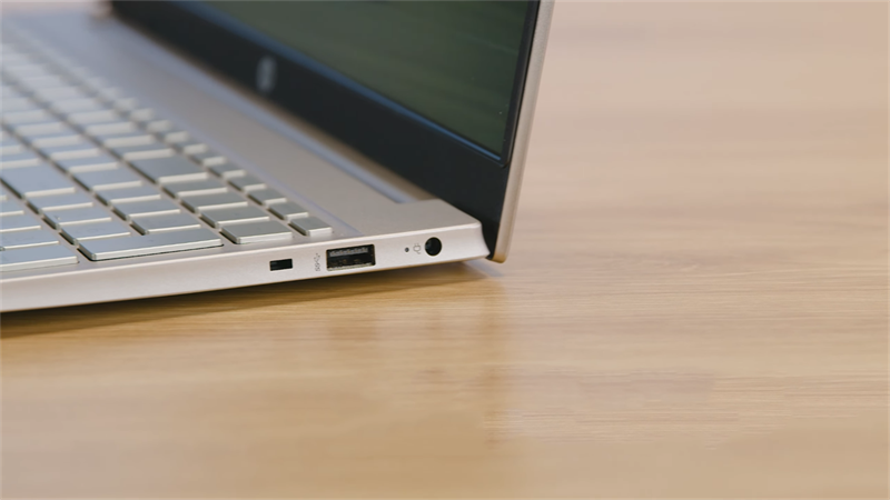 Phần bản lề của HP Pavilion 15 được gia công chắc chắn nhưng độ nghiêng là không quá nhiều. Phần bản lề của HP Pavilion 15 được gia công chắc chắn nhưng độ nghiêng là không quá nhiều.
