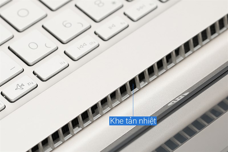 Khe tản nhiệt gần bản lề của HP Pavilion 15. Khe tản nhiệt gần bản lề của HP Pavilion 15.