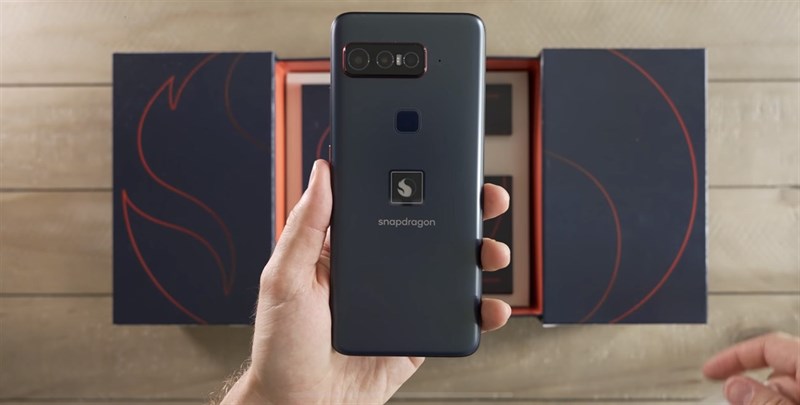 Nhân vật chính của chúng ta, chiếc điện thoại Smartphone for Snapdragon Insider. Nguồn: The Tech Chap. Nhân vật chính của chúng ta, chiếc điện thoại Smartphone for Snapdragon Insider. Nguồn: The Tech Chap.