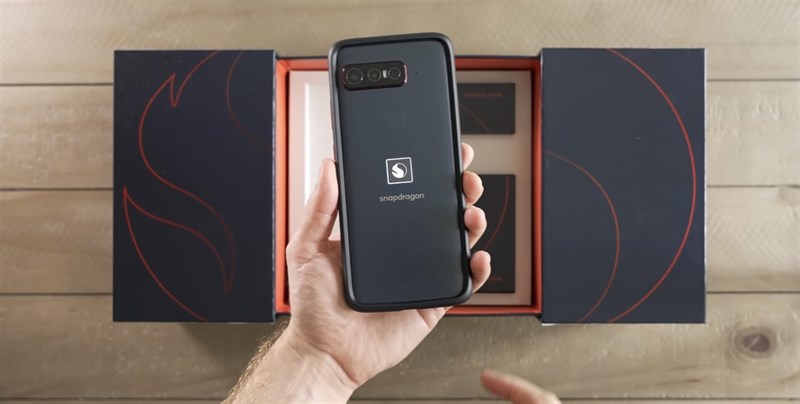 Sau khi đeo ốp vào thì điện thoại Qualcomm trông sẽ như thế này. Nguồn: The Tech Chap. Sau khi đeo ốp vào thì điện thoại Qualcomm trông sẽ như thế này. Nguồn: The Tech Chap.