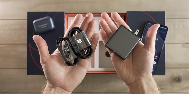Bộ cáp sạc bao gồm củ sạc, 1 cáp USB Type C to C và 1 cáp Type A to C. Nguồn: The Tech Chap. Bộ cáp sạc bao gồm củ sạc, 1 cáp USB Type C to C và 1 cáp Type A to C. Nguồn: The Tech Chap.