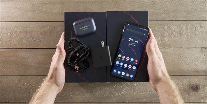 Toàn bộ những gì bên trong hộp của chiếc Smartphone for Snapdragon Insider. Nguồn: The Tech Chap. Toàn bộ những gì bên trong hộp của chiếc Smartphone for Snapdragon Insider. Nguồn: The Tech Chap.