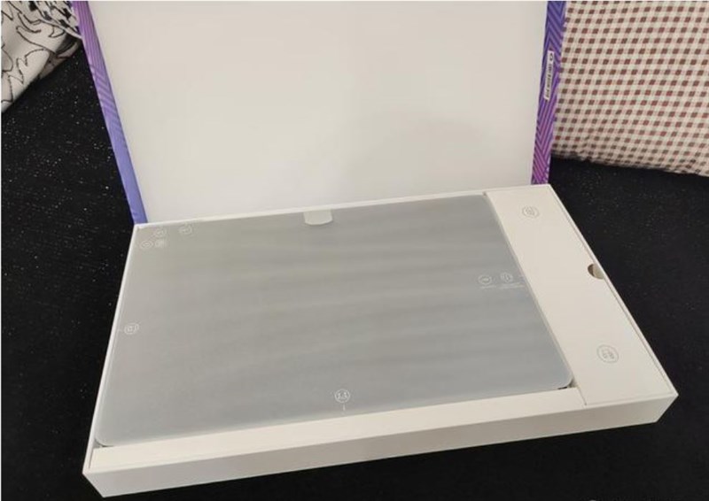 Chiếc máy tính bảng của chúng ta còn được gói thêm 1 lớp bảo vệ phòng trường hợp va chạm mạnh. Chiếc máy tính bảng của chúng ta còn được gói thêm 1 lớp bảo vệ phòng trường hợp va chạm mạnh.