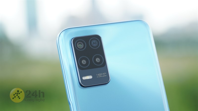 Phần camera của Realme 8 5G được làm lồi khá nhiều.