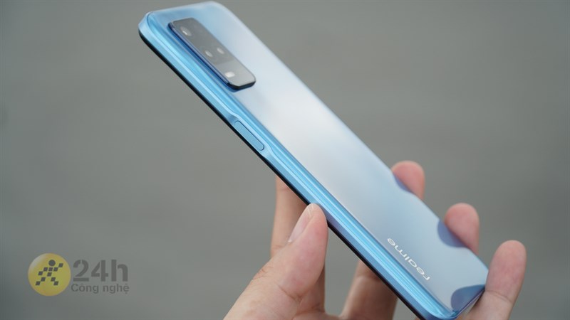 Cạnh phải của Realme 8 5G có nút nguồn kiêm luôn cảm biến vân tay một chạm.