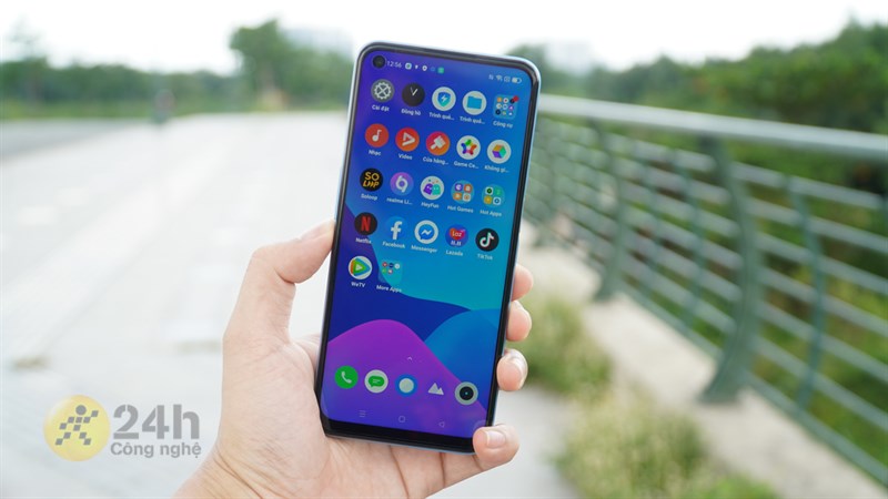 Mặt trước của Realme 8 5G là màn hình với thiết kế đục lỗ.