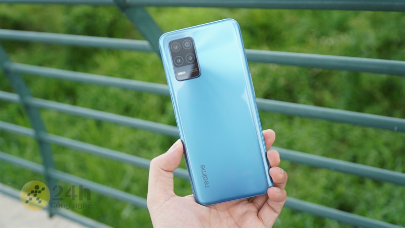 Mặt lưng của Realme 8 5G được làm bóng nên dễ bám bẩn, mồ hôi hoặc dấu vân tay.