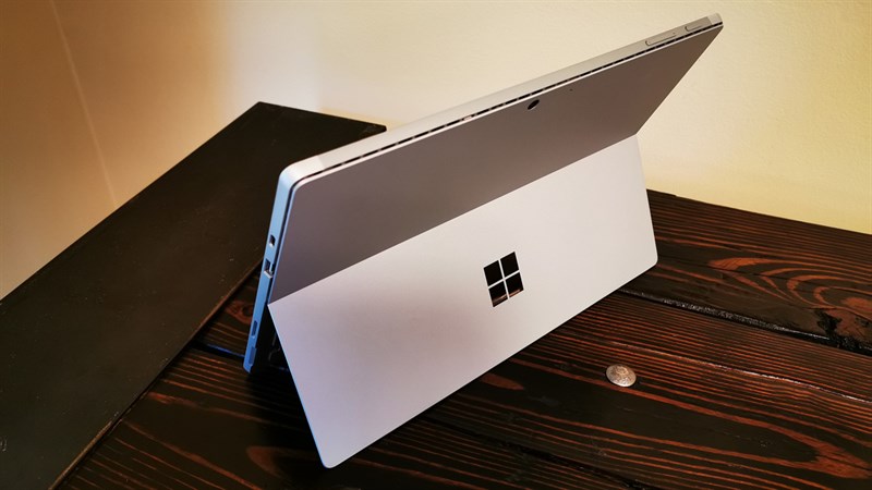 Surface Pro 7 mang lại cho bạn cảm giác đánh máy tốt, tính di động cao, dễ sử dụng và thời lượng pin ổn.