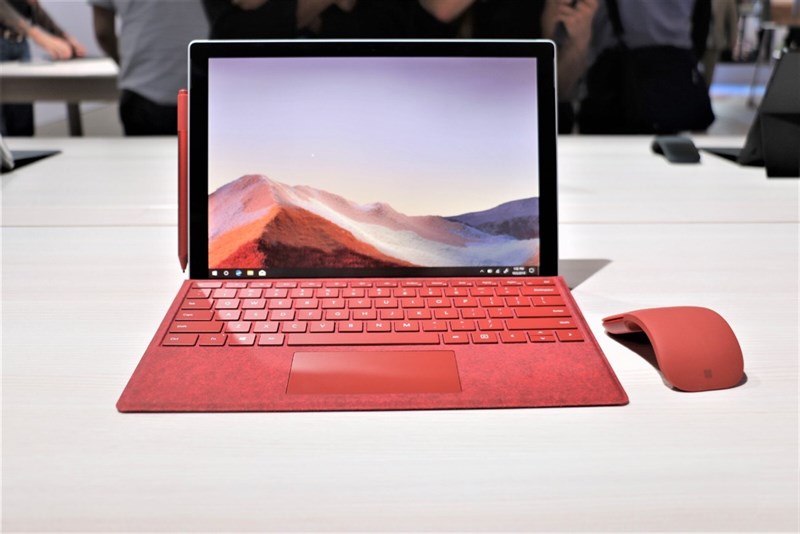 Màn hình Surface Pro 7 có chất lượng hiển thị sắc nét nhưng độ sáng thì không cao bằng so với MacBook Pro 2019. Nguồn: Techradar.