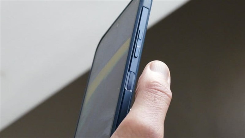 Cạnh phải của Nokia XR20. Cạnh phải của Nokia XR20.