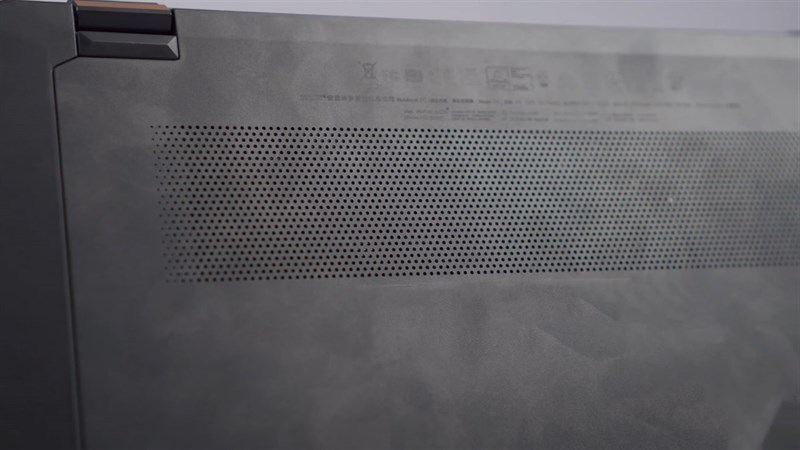Bề mặt của MSI Summit E13 Flip Evo dễ bám bẩn, mồ hôi, dấu vân tay. Nguồn: Matthew Moniz. Bề mặt của MSI Summit E13 Flip Evo dễ bám bẩn, mồ hôi, dấu vân tay. Nguồn: Matthew Moniz.