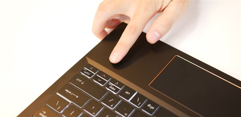 MSI Summit E13 Flip Evo cũng có hỗ trợ cảm biến vân tay một chạm. Nguồn: Matthew Moniz. MSI Summit E13 Flip Evo cũng có hỗ trợ cảm biến vân tay một chạm. Nguồn: Matthew Moniz.