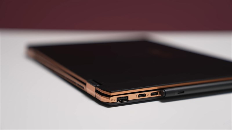 Phần khung viền kim loại của MSI Summit E13 Flip Evo có nét tương đồng với dòng HP Spectre. Nguồn: Matthew Moniz. Phần khung viền kim loại của MSI Summit E13 Flip Evo có nét tương đồng với dòng HP Spectre. Nguồn: Matthew Moniz.