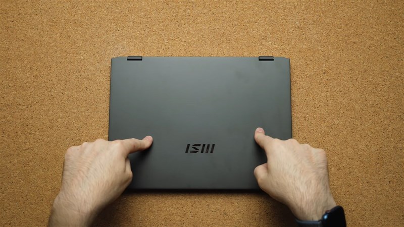MSI Summit E13 Flip Evo với tông màu đen là chủ đạo cùng logo MSI nổi bật. Nguồn: Matthew Moniz. MSI Summit E13 Flip Evo với tông màu đen là chủ đạo cùng logo MSI nổi bật. Nguồn: Matthew Moniz.
