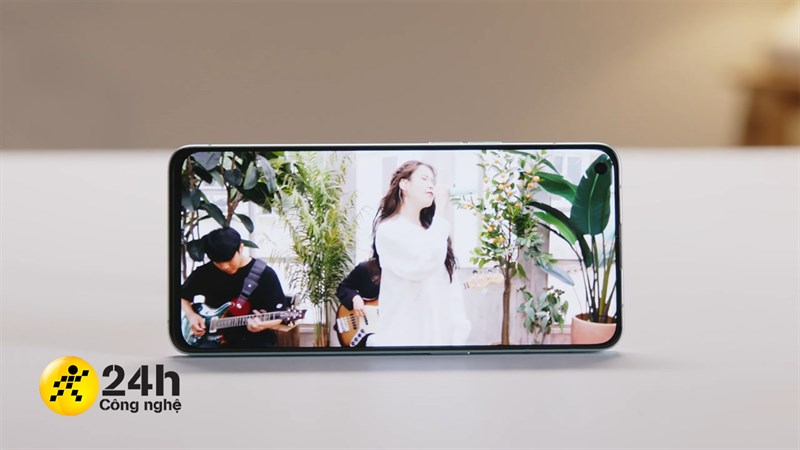 Chất lượng hiển thị của màn hình trên Reno6 5G là rất tốt, xem phim hay chơi game quá đã luôn. Chất lượng hiển thị của màn hình trên Reno6 5G là rất tốt, xem phim hay chơi game quá đã luôn.