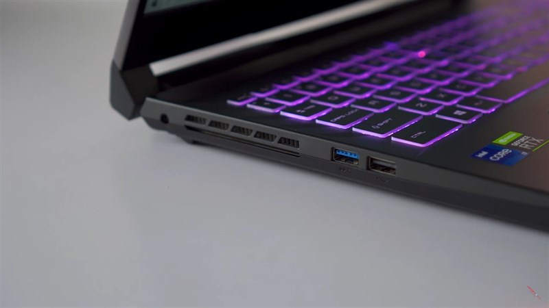 Cạnh trái của MSI Pulse GL76. Nguồn: Laptop Media. Cạnh trái của MSI Pulse GL76. Nguồn: Laptop Media.