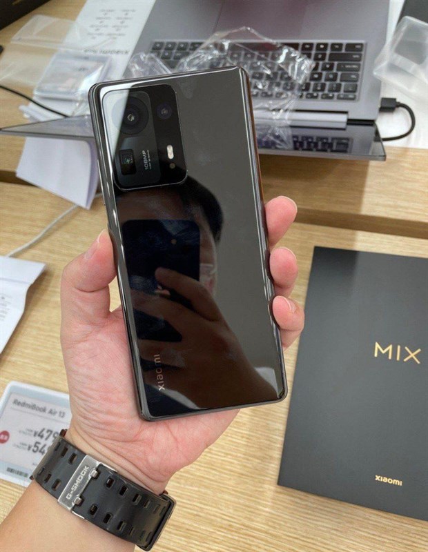 Mặt lưng gốm bóng bẩy của Mi MIX 4 rất dễ bám bẩm, dấu vân tay. Nguồn: 5M Gadget. Mặt lưng gốm bóng bẩy của Mi MIX 4 rất dễ bám bẩm, dấu vân tay. Nguồn: 5M Gadget.