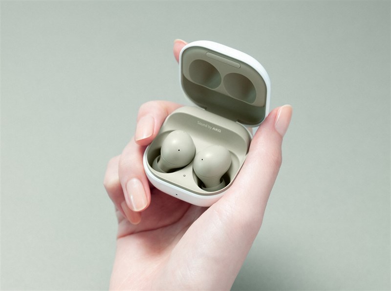 Samsung Galaxy Buds 2 có thời lượng sử dụng pin lâu dài. Nguồn: Samsung.