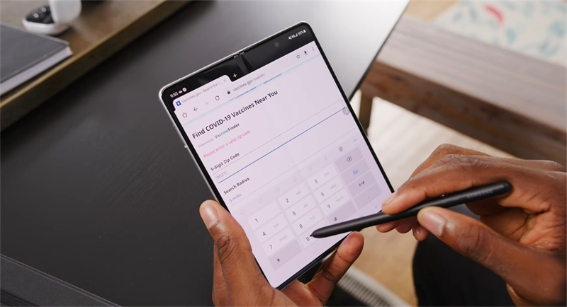 Samsung Galaxy Z Fold 3 5G năm nay cũng đã hỗ trợ bút S-Pen thần thánh. Nguồn: MKBHD.