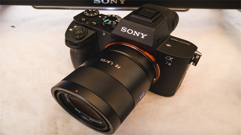 Sony A7 II nặng hơn so với Sony A7 vì thế tay cầm đã được tăng cường đáng kể