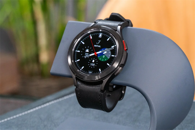 Cạnh phải của Galaxy Watch4 Classic có 2 phím vật lý. Nguồn: Cnet. Cạnh phải của Galaxy Watch4 Classic có 2 phím vật lý. Nguồn: Cnet.