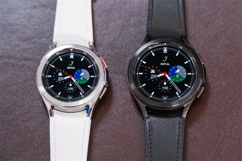 Samsung Galaxy Watch4 Classic có 2 tùy chọn màu sắc cơ bản là xám và đen. Nguồn: Cnet. Samsung Galaxy Watch4 Classic có 2 tùy chọn màu sắc cơ bản là xám và đen. Nguồn: Cnet.