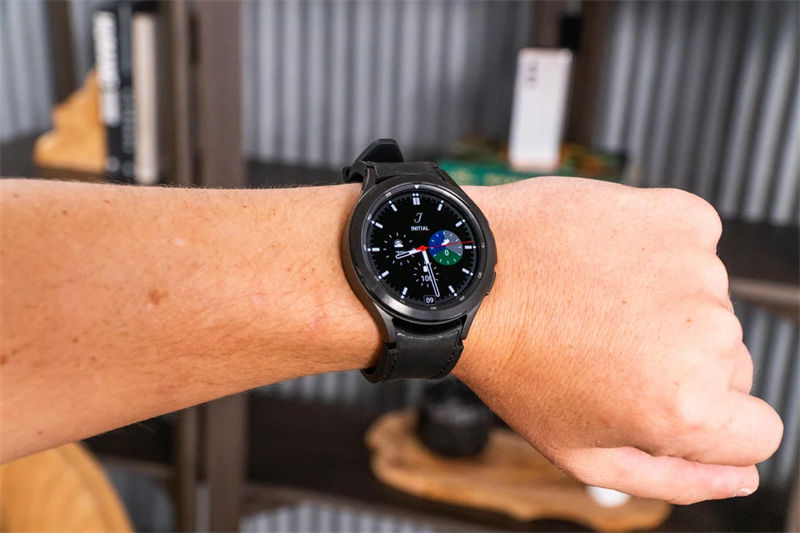Cảm giác đeo Galaxy Watch4 Classic trên tay là tương đối chắc chắn. Nguồn: Droid Life. Cảm giác đeo Galaxy Watch4 Classic trên tay là tương đối chắc chắn. Nguồn: Droid Life.