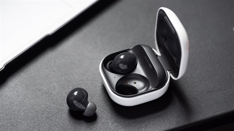 Tai nghe của Galaxy Buds 2 có thiết kế dạng in-ear, cảm giác đeo thoải mái. Nguồn: Android Authority.