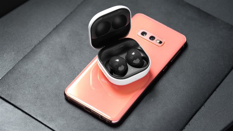 Galaxy Buds 2 có hỗ trợ tính năng sạc ngược không dây. Nguồn: Android Authority.