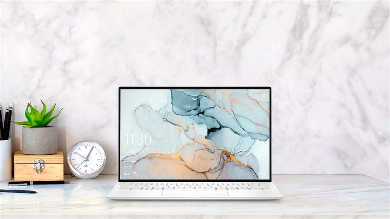 Mặc dù kích thước màn hình của Dell XPS 13 9300 chỉ đạt 13.4 inch nhưng lại trông như 14 inch nhờ vào việc tối ưu viền cạnh màn hình Mặc dù kích thước màn hình của Dell XPS 13 9300 chỉ đạt 13.4 inch nhưng lại trông như 14 inch nhờ vào việc tối ưu viền cạnh màn hình
