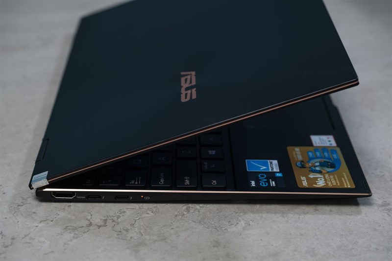 Cạnh trái của ASUS ZenBook Flip S. Nguồn: YugaTech.