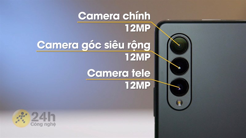 Thiết kế camera sau trên Galaxy Z Fold3 5G khác biệt hoàn toàn so với thế hệ tiền nhiệm. Thiết kế camera sau trên Galaxy Z Fold3 5G khác biệt hoàn toàn so với thế hệ tiền nhiệm.