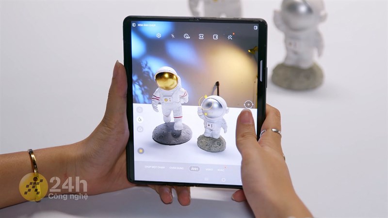 Z Fold3 5G là một bản nâng cấp đáng đồng tiền bát gạo so với thế hệ tiền nhiệm. Z Fold3 5G là một bản nâng cấp đáng đồng tiền bát gạo so với thế hệ tiền nhiệm.