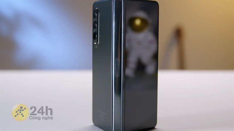 Samsung đã sử dụng vật liệu Armor Aluminum trong thiết kế khung viền của Z Fold 3. Samsung đã sử dụng vật liệu Armor Aluminum trong thiết kế khung viền của Z Fold 3.