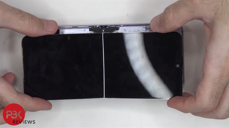 Màn hình khá mỏng của Galaxy Z Flip 3
