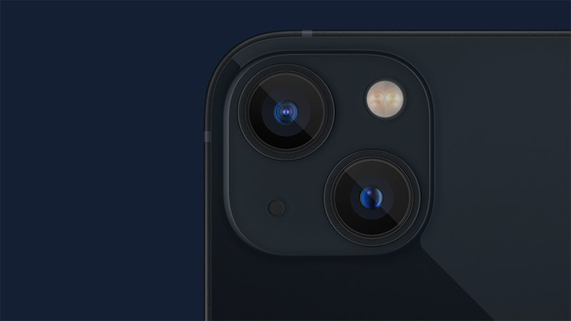 iPhone 13 mini có thiết kế khác biệt với cụm camera đặt đối xứng nhau