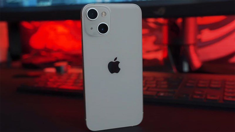 iPhone 13 mini có thiết kế khác biệt với camera đặt chéo