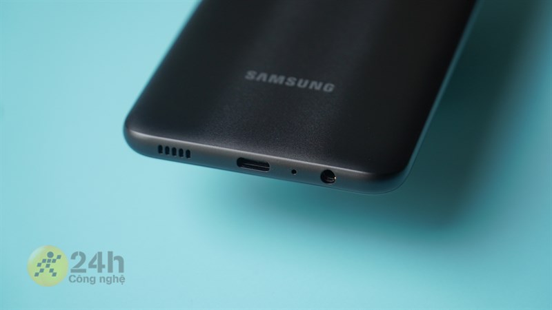 Cạnh dưới của Samsung Galaxy A03s là nơi đặt loa ngoài, cổng sạc USB Type-C, mic thoại và cổng tai nghe 3.5 mm.