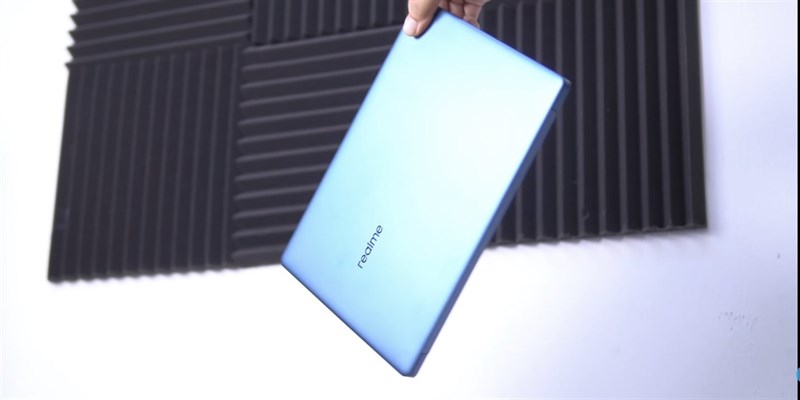 Reviewer của FUZZ CHANNEL hoàn toàn có thể cầm Realme Book bằng 1 tay. Nguồn: FUZZ CHANNEL. Reviewer của FUZZ CHANNEL hoàn toàn có thể cầm Realme Book bằng 1 tay. Nguồn: FUZZ CHANNEL.