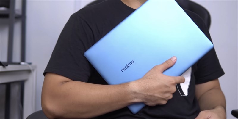 Kết hợp với khối lượng nhẹ chỉ 1.38 kg nên chúng ta có thể mang Realme Book đi bất kì đâu để làm việc. Nguồn: FUZZ CHANNEL. Kết hợp với khối lượng nhẹ chỉ 1.38 kg nên chúng ta có thể mang Realme Book đi bất kì đâu để làm việc. Nguồn: FUZZ CHANNEL.