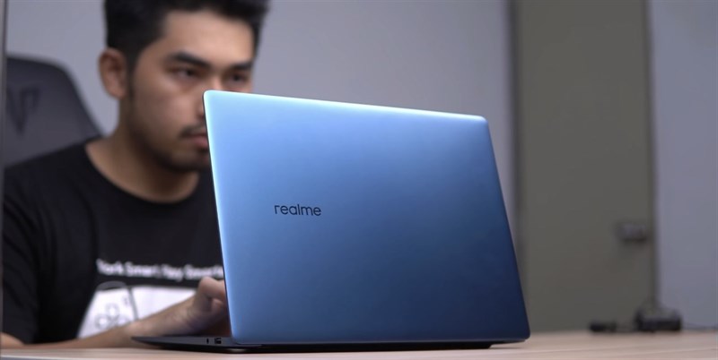 Nắp lưng của Realme Book có logo của Realme được làm sáng bóng trông rất nổi bật. Nắp lưng của Realme Book có logo của Realme được làm sáng bóng trông rất nổi bật. Nguồn: FUZZ CHANNEL.