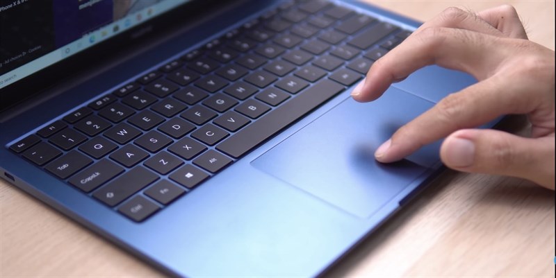 TouchPad của Realme Book có kích thước lớn và tốc độ phản hồi rất nhanh và nhạy. Nguồn: FUZZ CHANNEL. TouchPad của Realme Book có kích thước lớn và tốc độ phản hồi rất nhanh và nhạy. Nguồn: FUZZ CHANNEL.