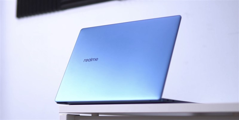 Realme Book nổi bật với tông màu xanh dương cùng thiết kế nhôm nguyên khối. Nguồn: FUZZ CHANNEL. Realme Book nổi bật với tông màu xanh dương cùng thiết kế nhôm nguyên khối. Nguồn: FUZZ CHANNEL.