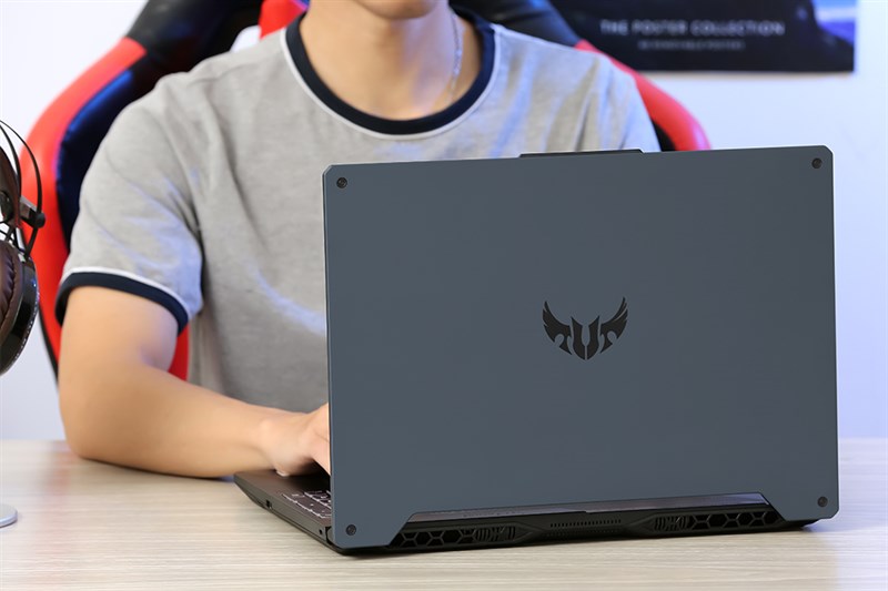 Thiết kế của ASUS TUF Gaming nổi bật với mặt A bằng kim loại.