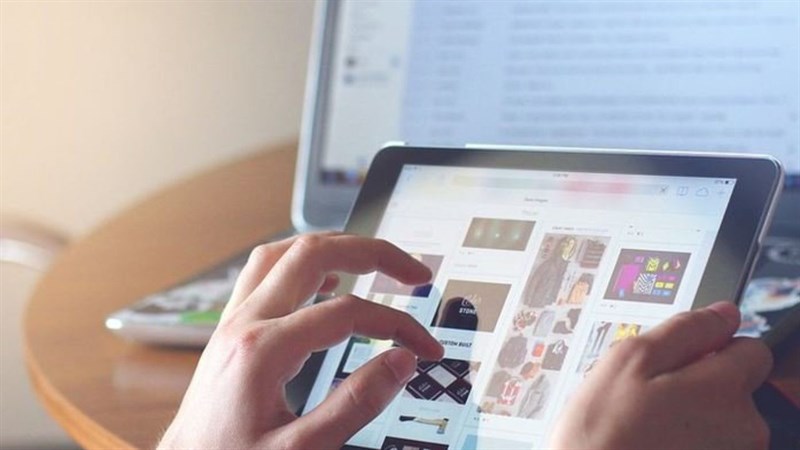 Màn hình lớn chính là ưu điểm của máy tính bảng, thuận lợi hơn cho trẻ trong việc học online. Màn hình lớn chính là ưu điểm của máy tính bảng, thuận lợi hơn cho trẻ trong việc học online.